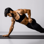 scopri la posizione che rafforza gli addominali e corregge la postura, migliorando il benessere e l'equilibrio del corpo in modo naturale ed efficace.