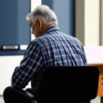 scopri l'errore comune che quasi tutti commettono con la postura da seduti dopo i 50 anni e come correggerlo per migliorare la salute e il benessere.