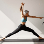 scopri pilates al muro, l'esercizio dolce ideale per migliorare forza, postura e benessere dopo i 50 anni. un metodo innovativo per una vita più sana e attiva.